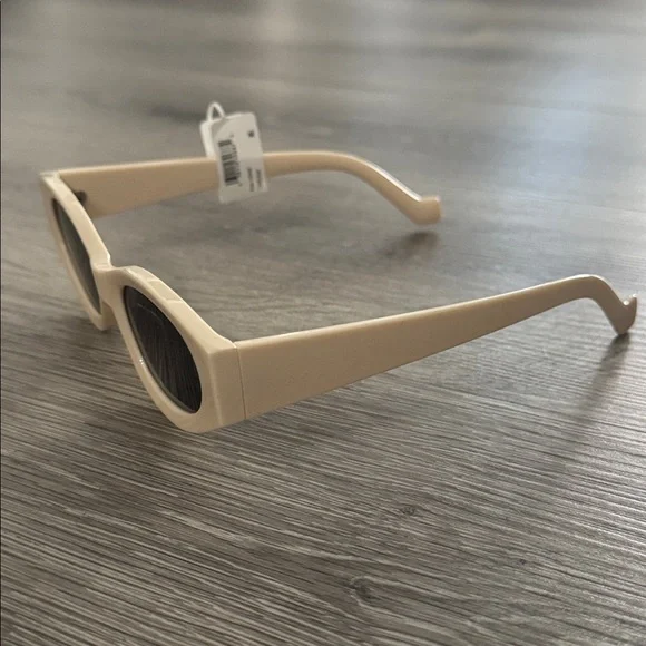 Nordstrom Slim Oval with Square Off Side Sunglasses in Cream Women’s Cat Eye - Picture 3 of 12